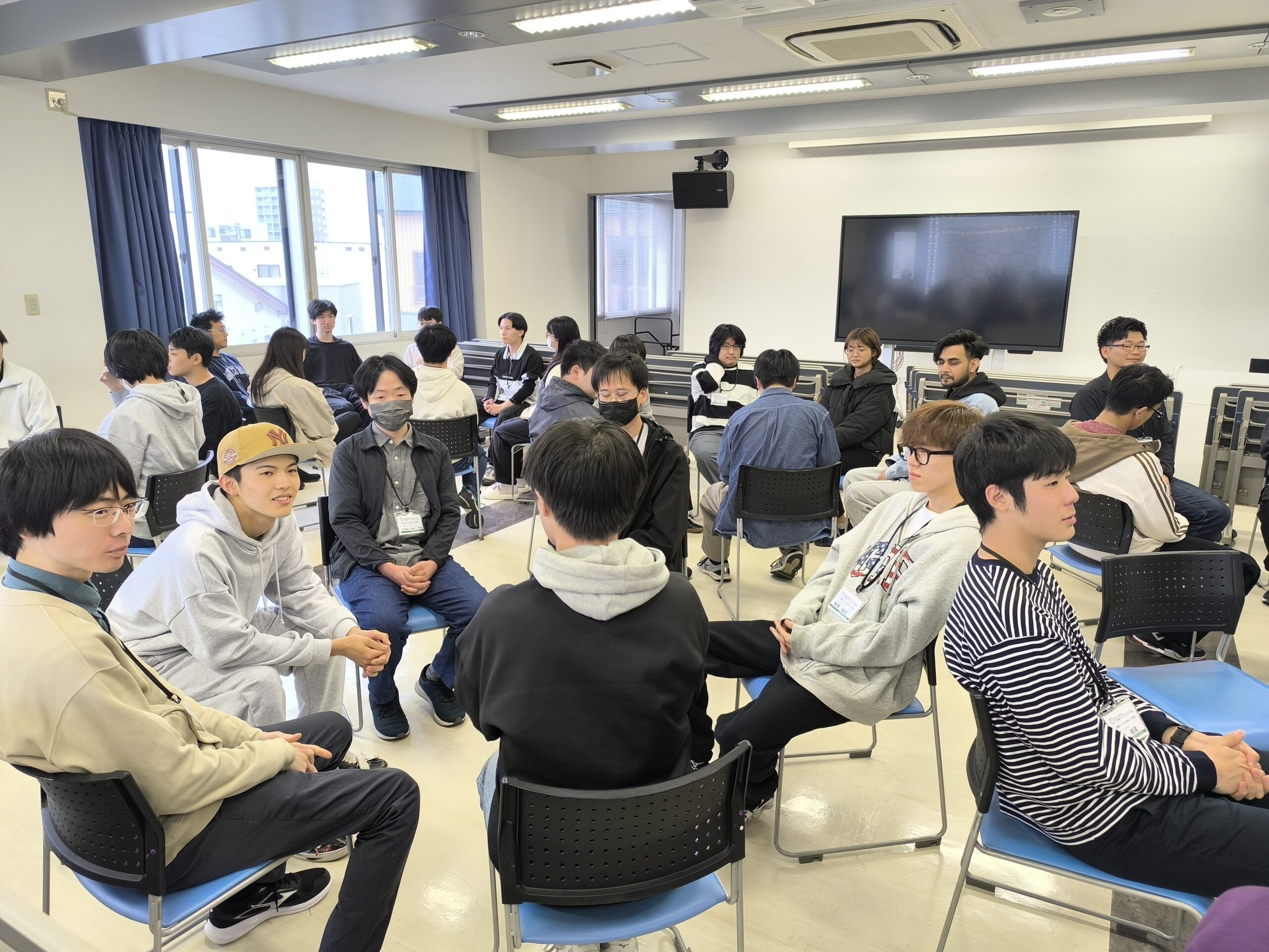 情報システム学科｜学年を越えたチームワーク！ 1〜2年生合同授業を実施🌟