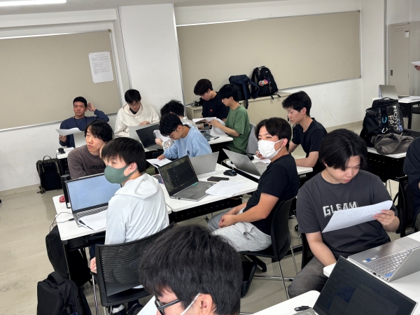 専門学校北海道サイバークリエイターズ大学校情報システム学科と吉田学園動物看護専門学校の学生が、ペット防災シミュレーションゲームの共同開発を開始。キックオフで企画内容や今後の制作方針を共有している様子。