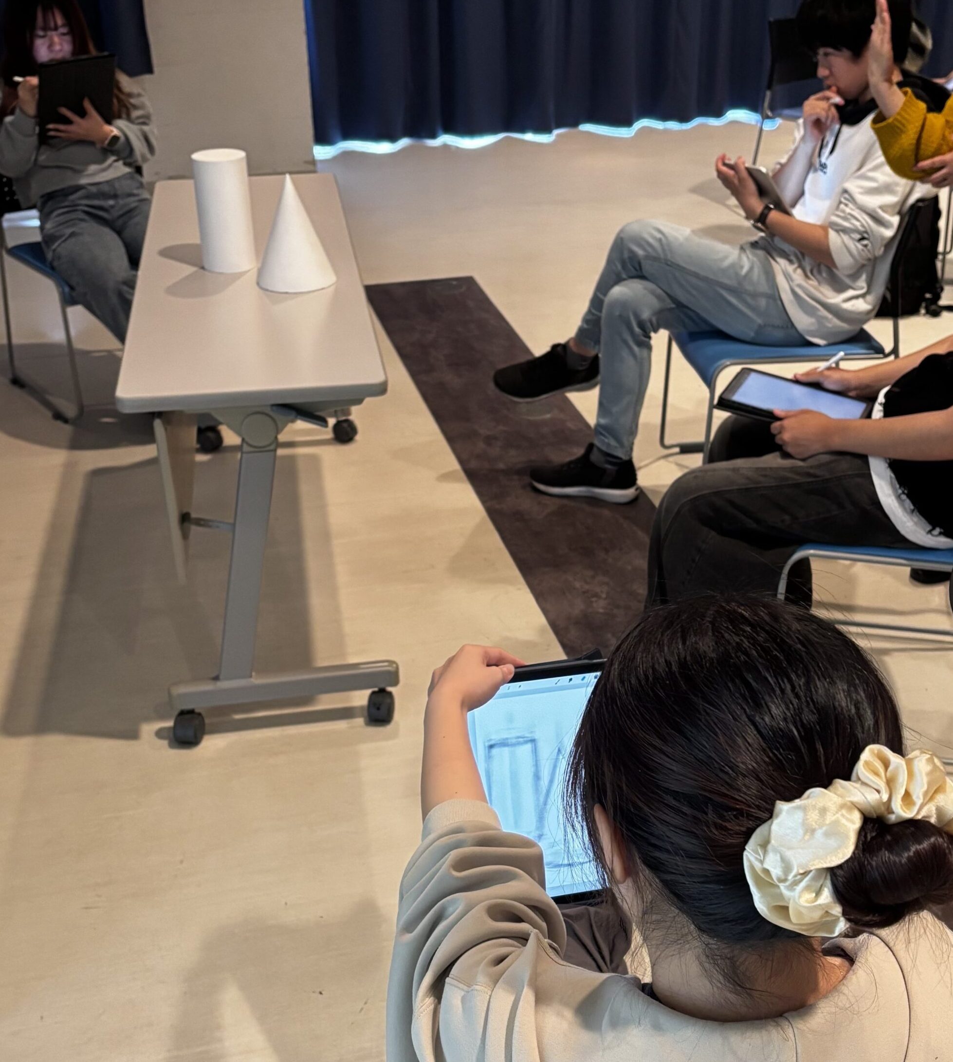 専門学校北海道サイバークリエイターズ大学校CGデザイナー学科のジェスチャードローイング授業風景。学生が人物の動きやポーズを短時間で描き、観察力や表現力を養うデッサン技法を学んでいる実際の授業の様子。